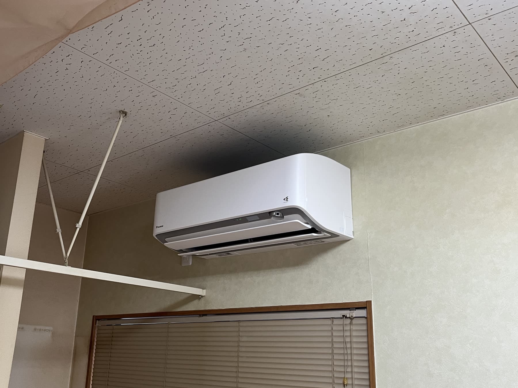 山口市周辺のエアコン工事で室内機と配線を確認する施工写真